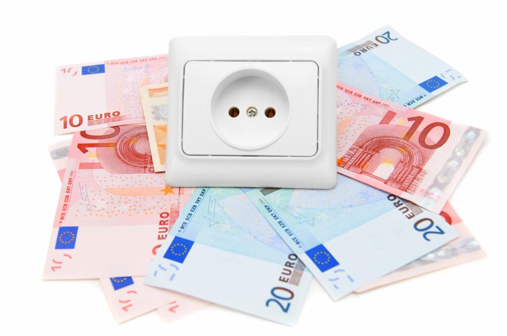 Steckdose umgeben von Euro-Scheinen